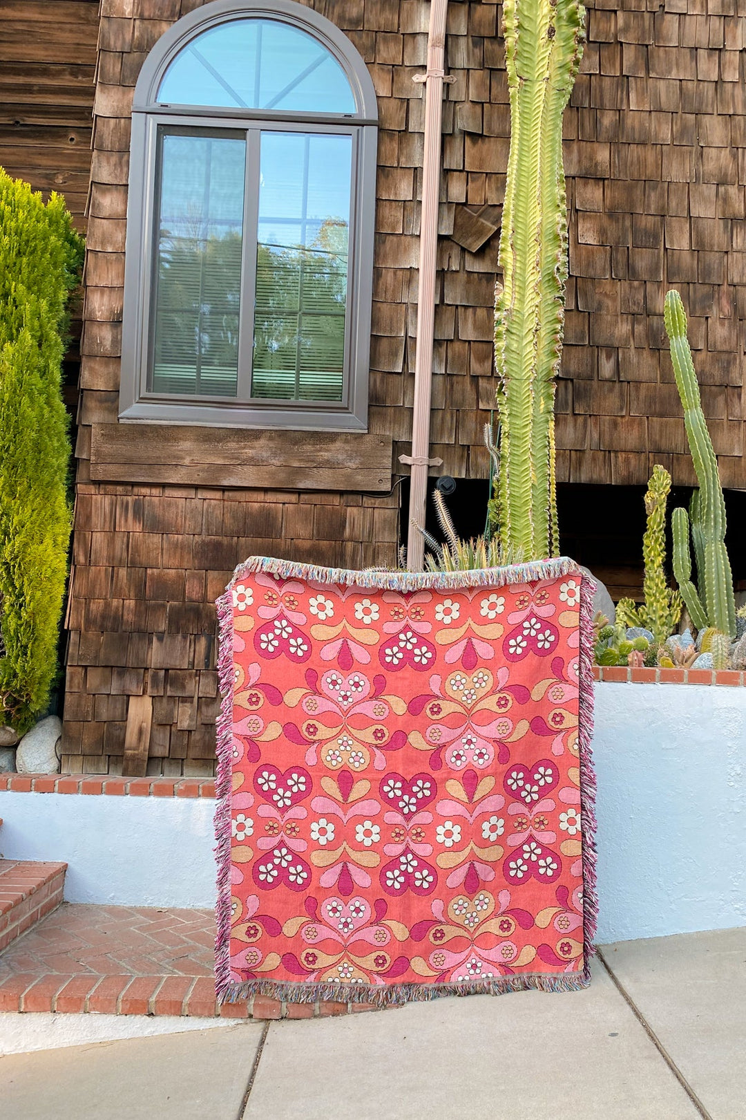 Daisy Woven Throw Blanket in Rose