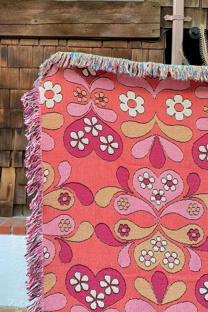 Daisy Woven Throw Blanket in Rose