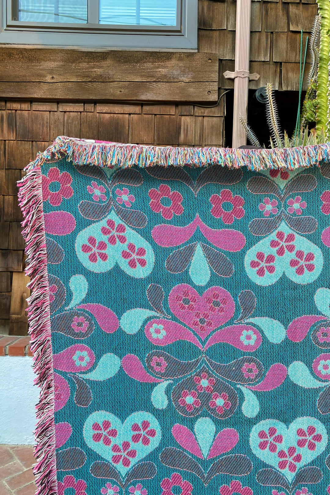 Daisy Woven Throw Blanket in Rose