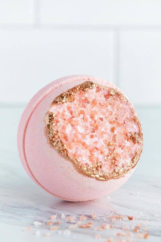 Christmas gift 🎄 🌸 Crystal Geode Bath Bomb - Rose Quartz